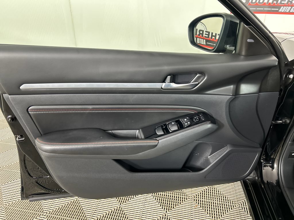 Used 2023 Nissan Altima 2.0 SR FWD image 12