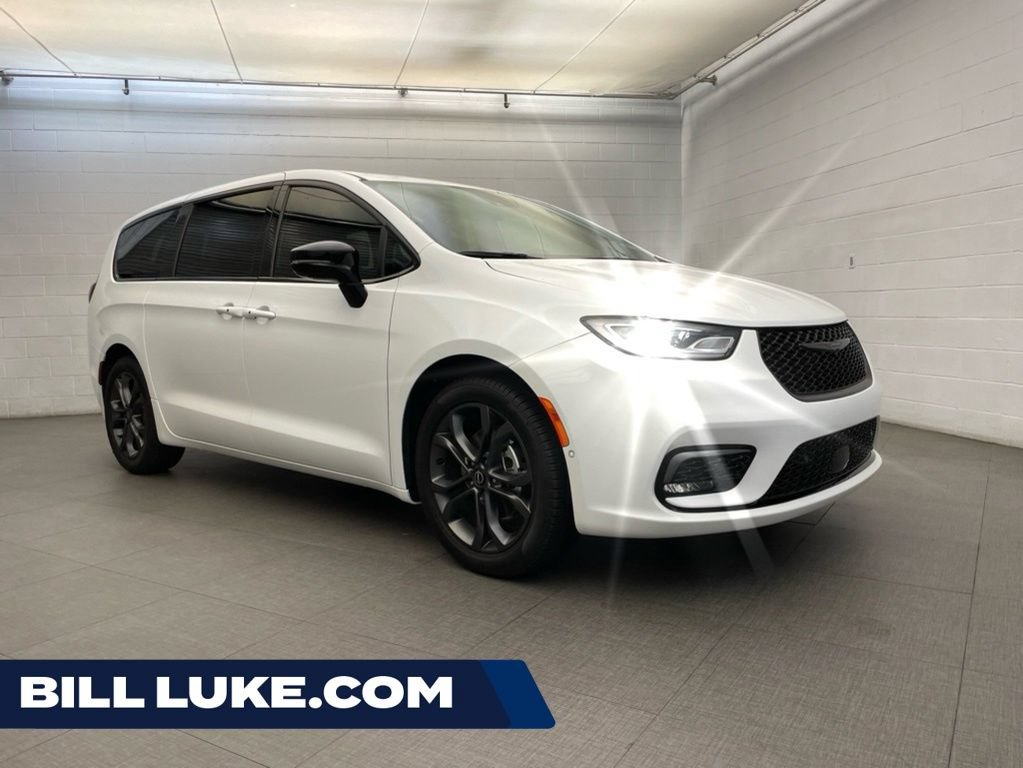 New 2026 Chrysler Pacifica Select FWD image 1