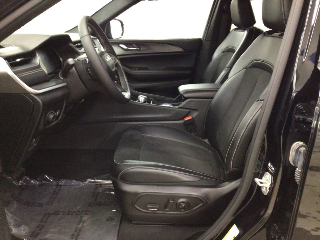 Used 2024 Jeep Grand Cherokee Altitude image 9