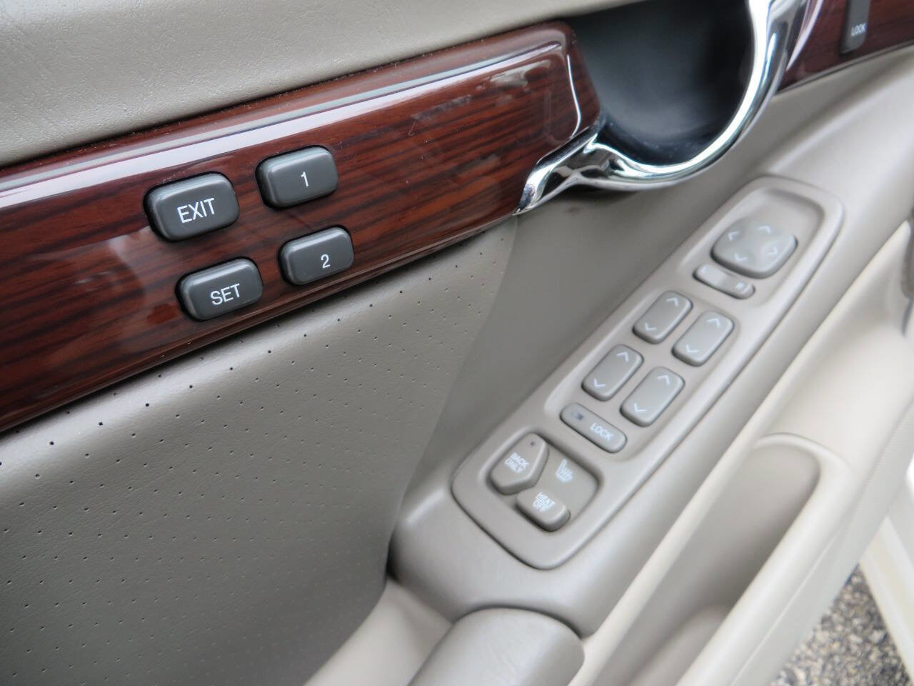 Used 2002 Cadillac De Ville DTS w/ Premium Equipment Pkg image 17