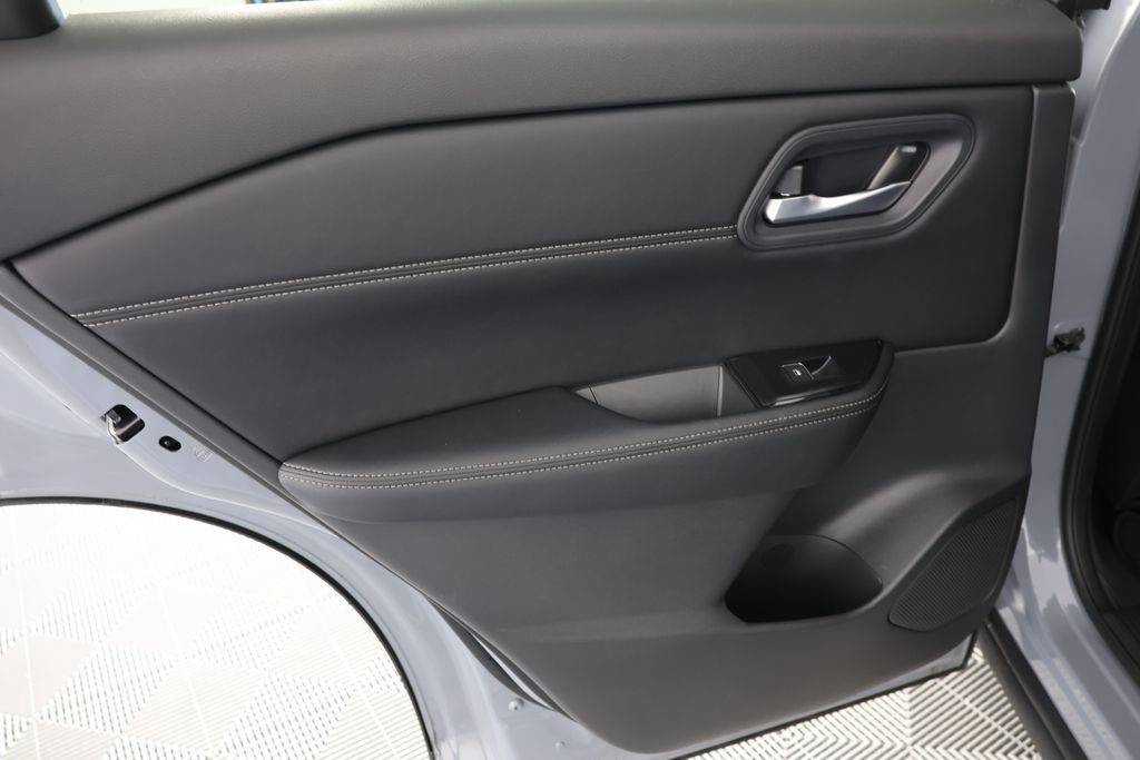 Used 2025 Nissan Rogue SL FWD image 25