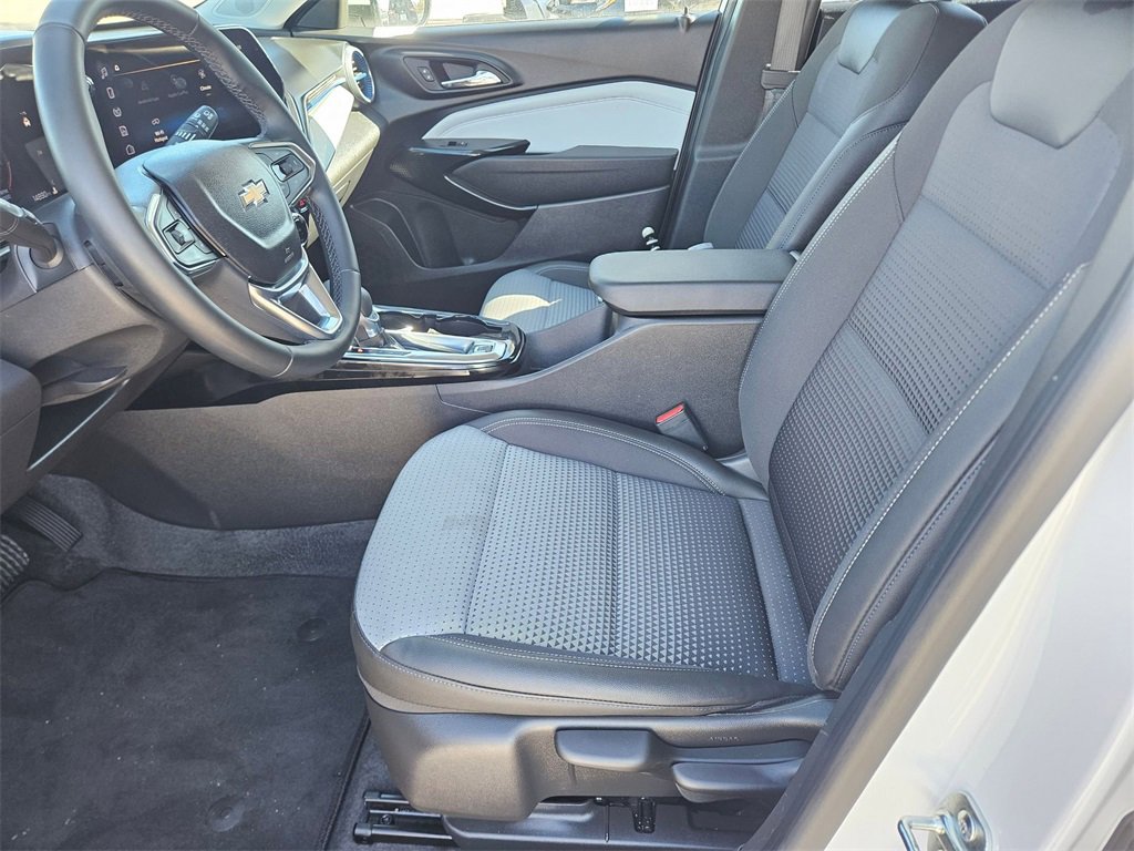 Used 2025 Chevrolet Trax LT w/ LT Convenience Package image 11