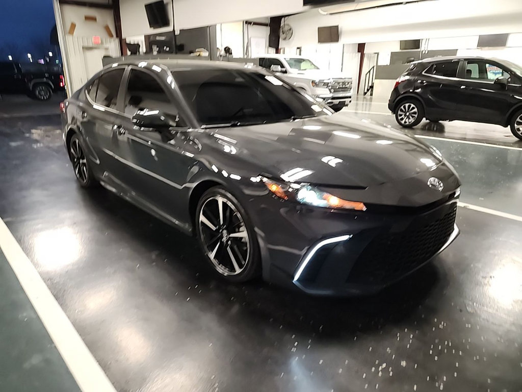 Used 2025 Toyota Camry SE FWD image 1