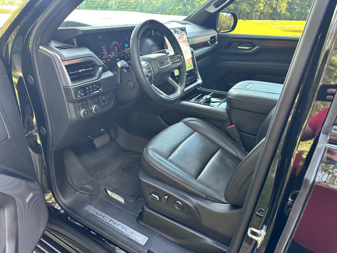Used 2025 GMC Yukon Denali w/ Denali Reserve Package AWD/4WD image 11
