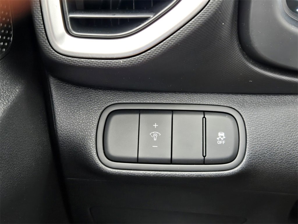 Certified 2025 Hyundai Venue SEL image 29