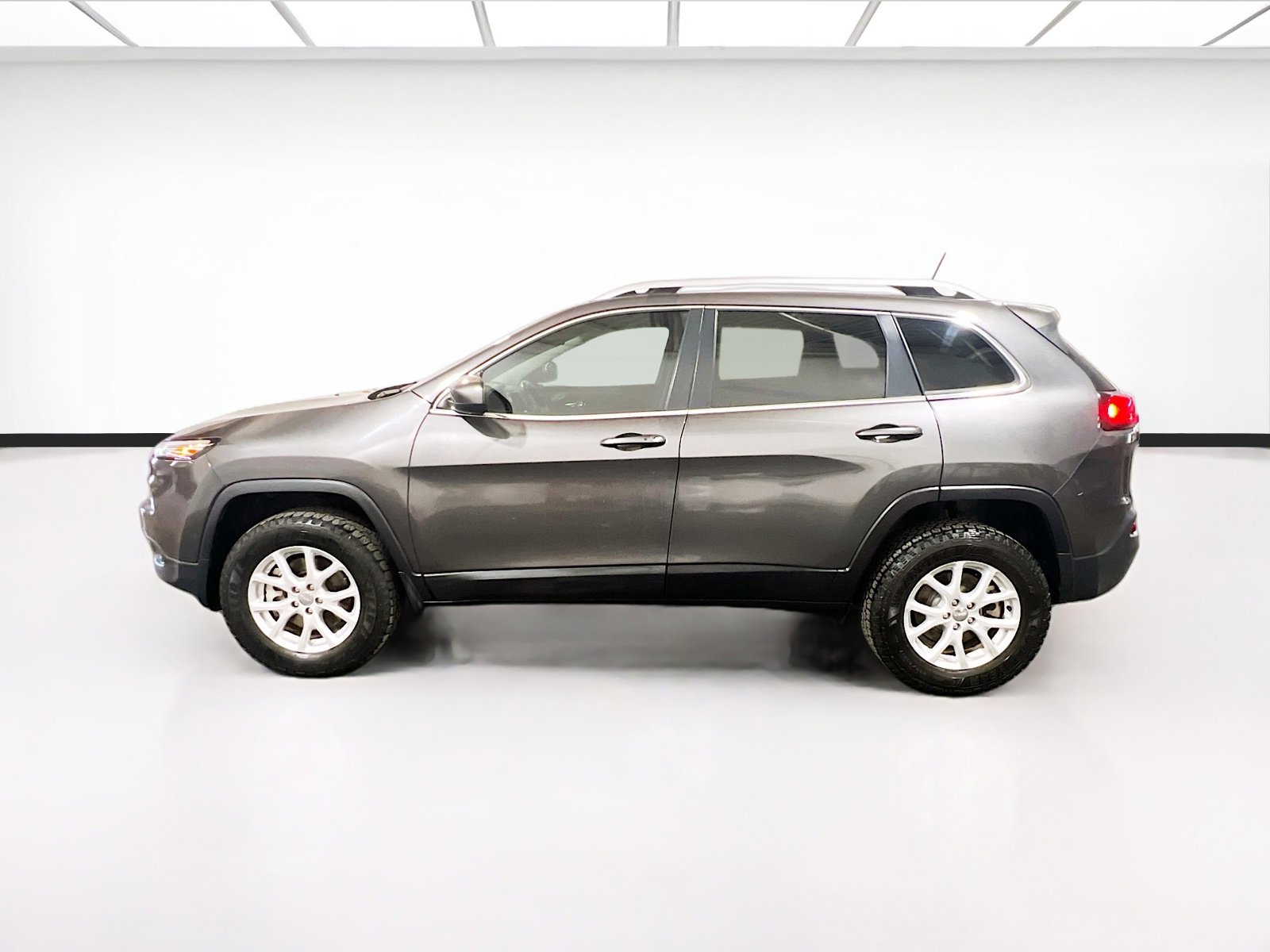Used 2017 Jeep Cherokee Latitude w/ Comfort/Convenience Group AWD/4WD image 23