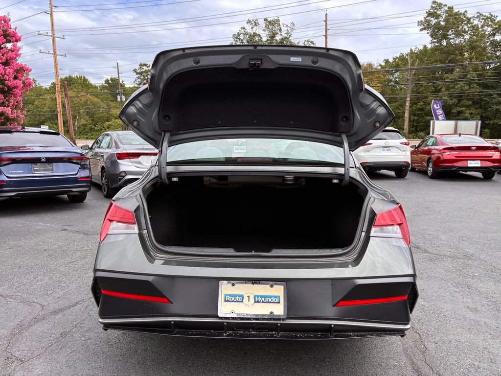 Used 2025 Hyundai Elantra Limited FWD image 9