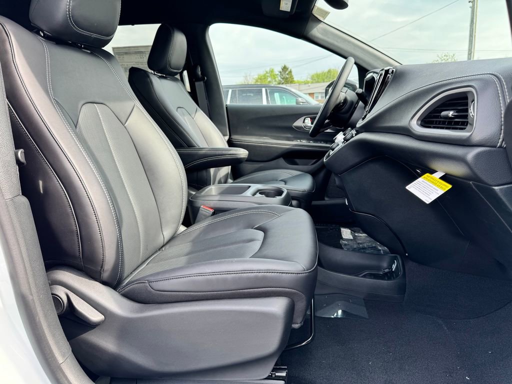 New 2026 Chrysler Pacifica Select FWD image 10
