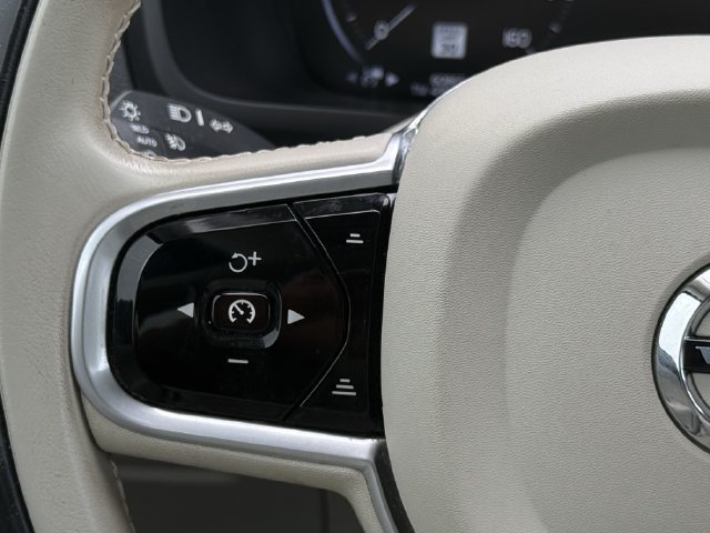 Used 2021 Volvo XC90 T5 Momentum w/ Climate Package FWD image 15