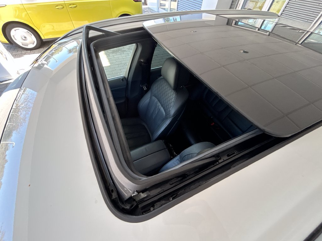 Used 2025 BMW X5 xDrive50e AWD/4WD image 39