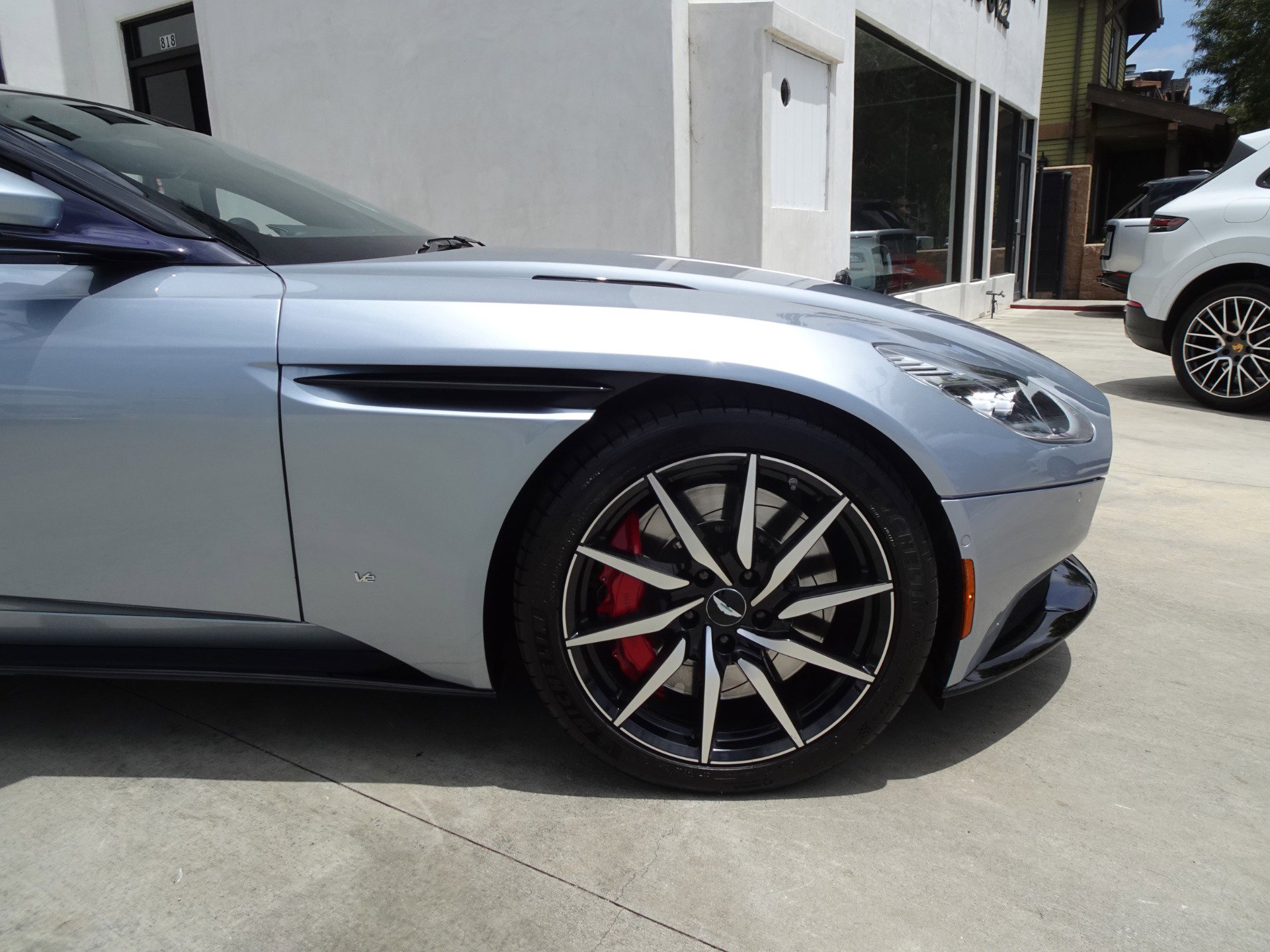 Used 2018 Aston Martin DB11 V12 RWD image 9