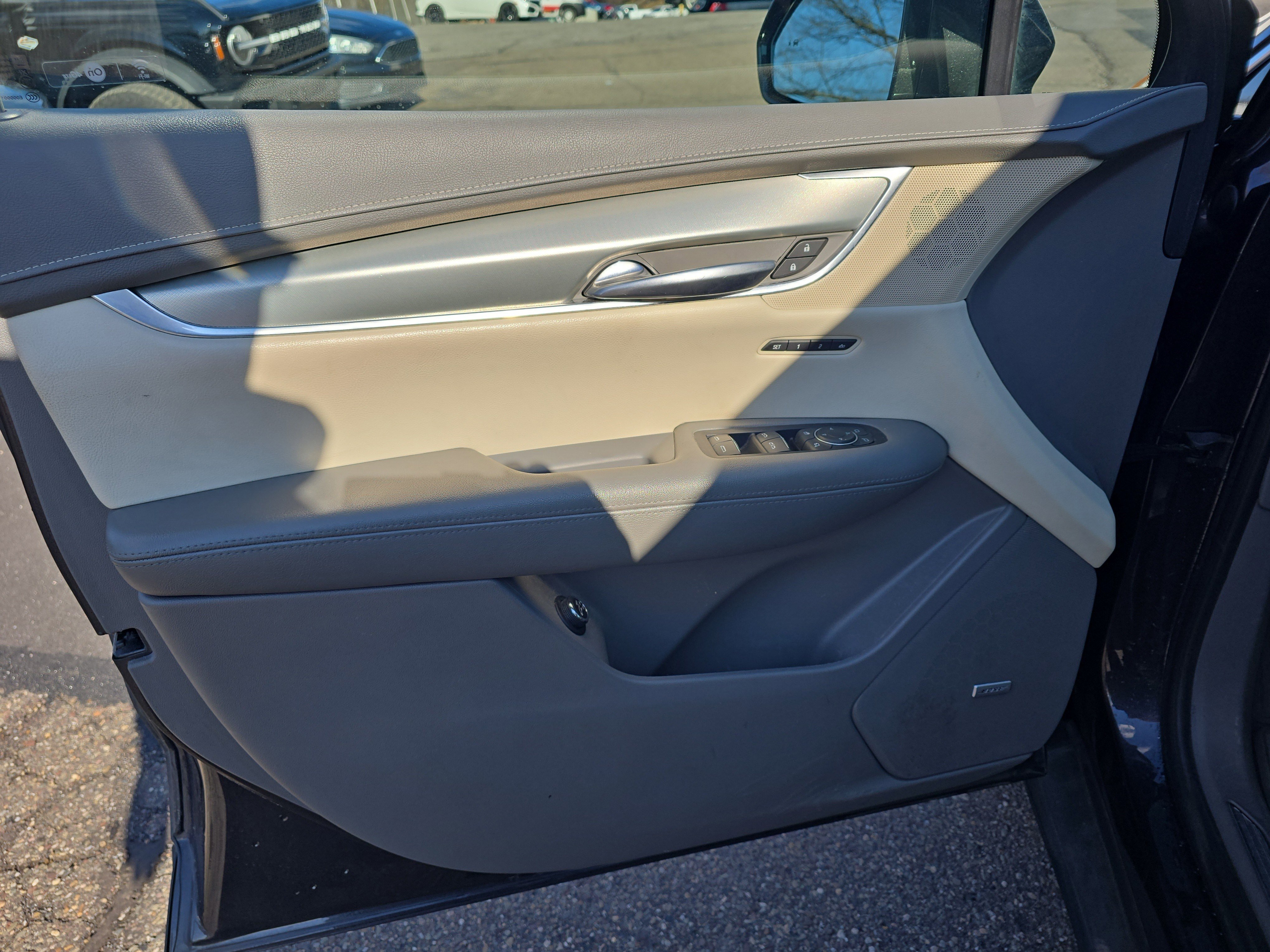 Used 2018 Cadillac XT5 Luxury w/ Driver Awareness Package image 17