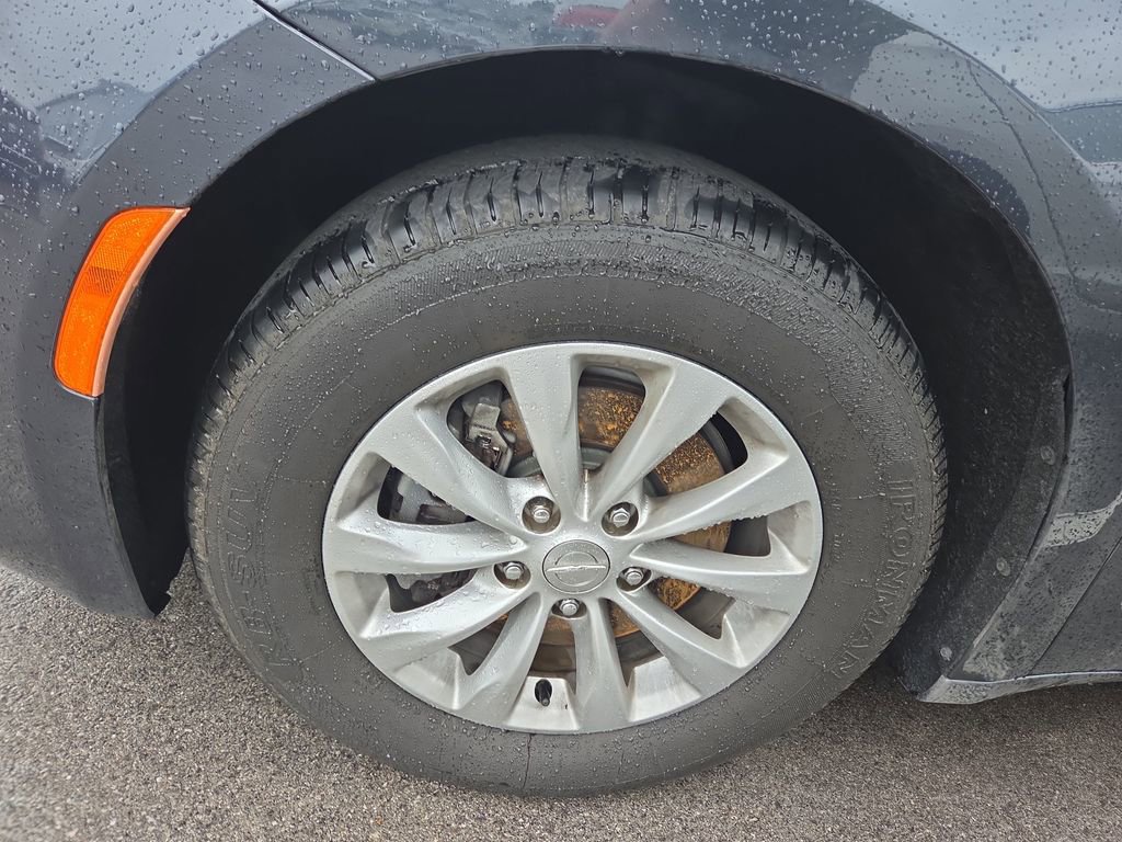 Used 2019 Chrysler Pacifica Touring Plus w/ Cold Weather Group FWD image 8