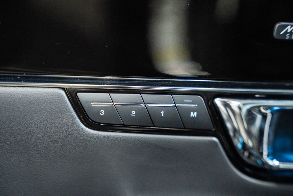 Used 2019 Jaguar XJ R-Sport image 47