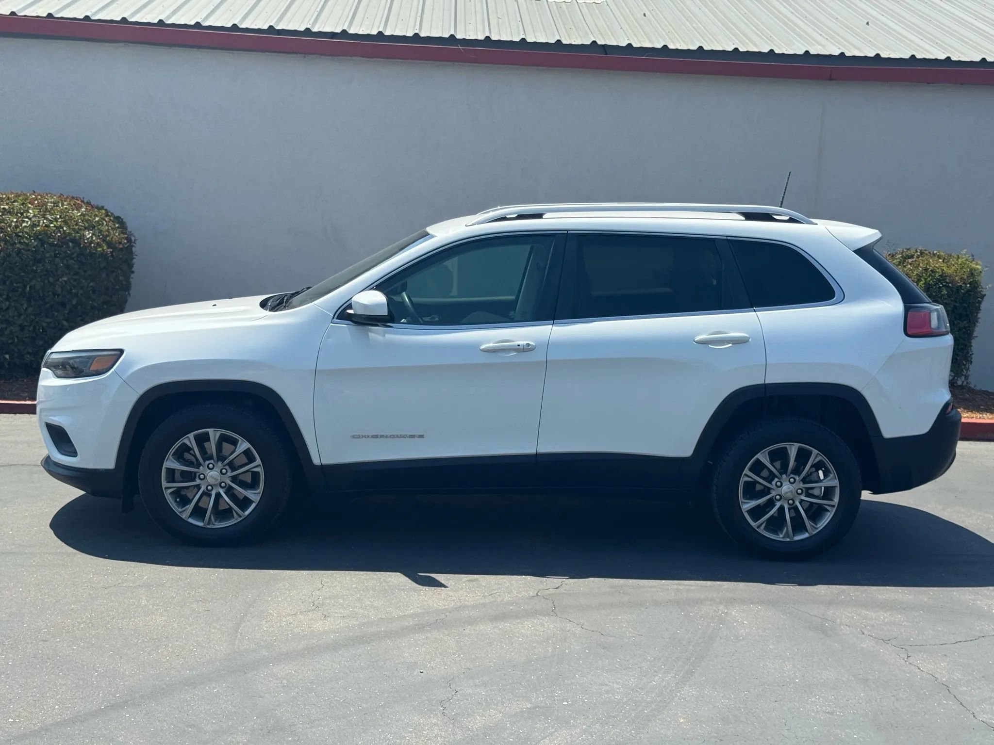 Used 2020 Jeep Cherokee Latitude Plus w/ Comfort/Convenience Group image 3