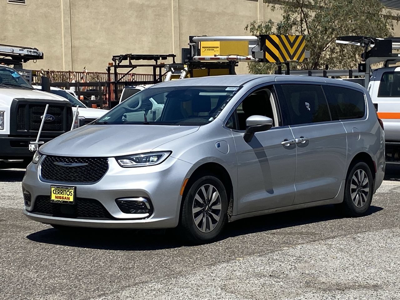 Used 2023 Chrysler Pacifica Touring-L FWD image 2