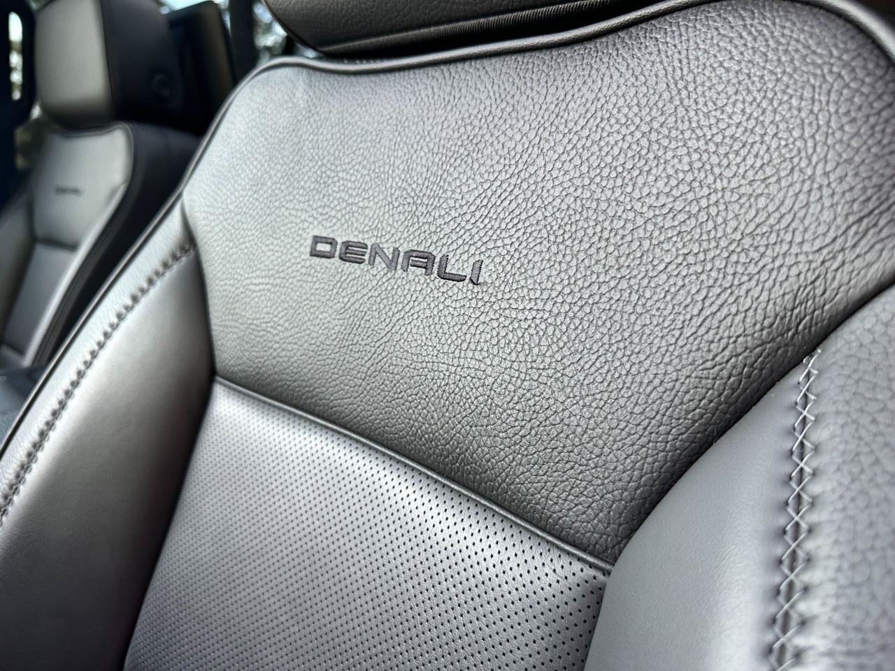Used 2025 GMC Yukon Denali w/ Denali Reserve Package AWD/4WD image 14