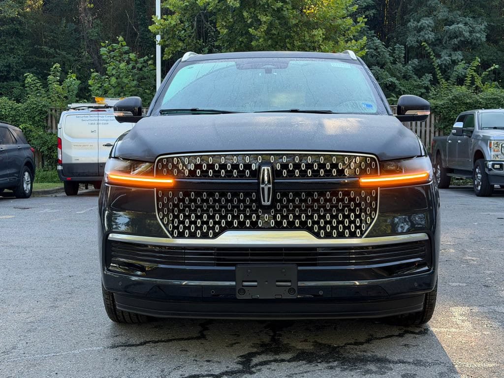 New 2026 Lincoln Navigator Reserve AWD/4WD image 2