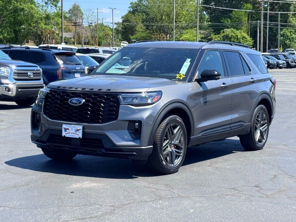 Used 2025 Ford Explorer ST-Line w/ ST-Line Street Pack AWD/4WD image 2