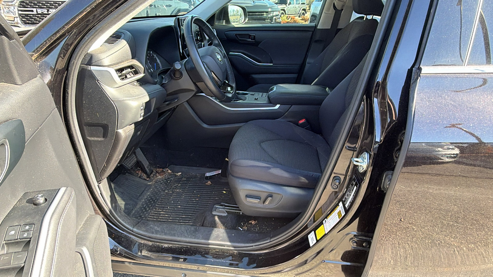 Used 2020 Toyota Highlander LE image 16