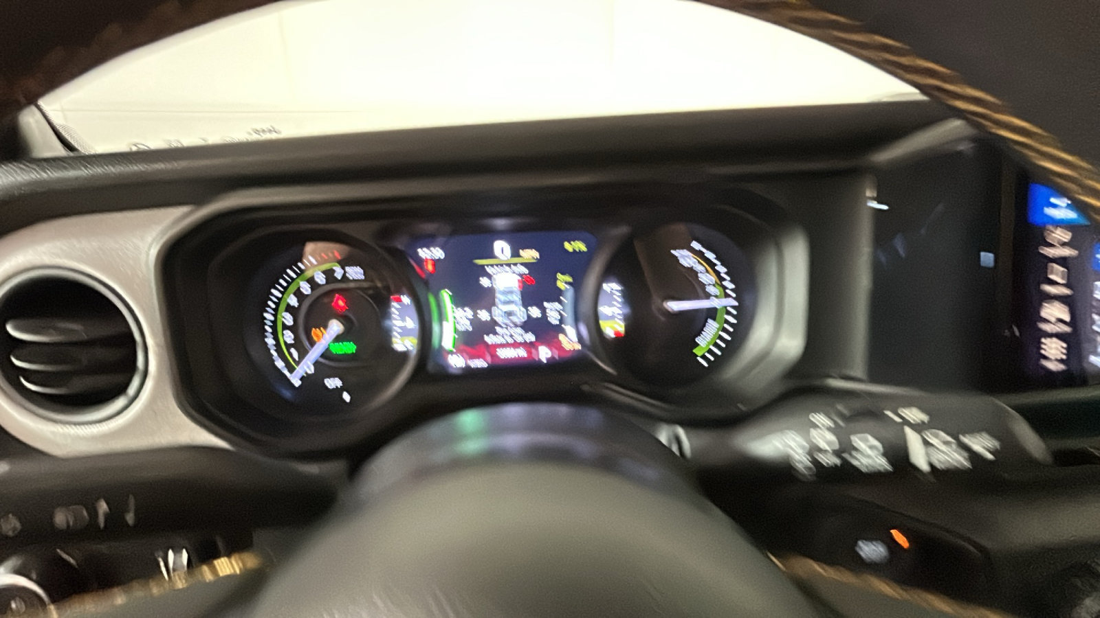 Used 2024 Jeep Wrangler Unlimited w/ Convenience Group AWD/4WD image 21