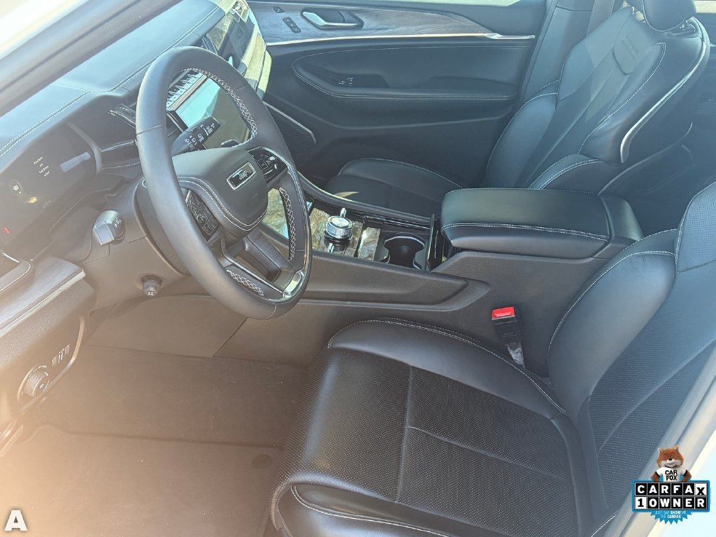 Used 2023 Jeep Grand Cherokee Overland w/ Luxury Tech Group IV AWD/4WD image 8