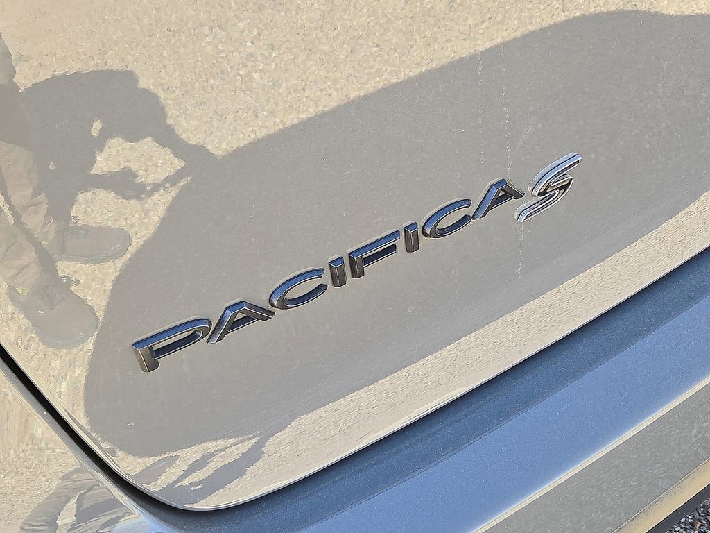 Used 2025 Chrysler Pacifica Limited image 11