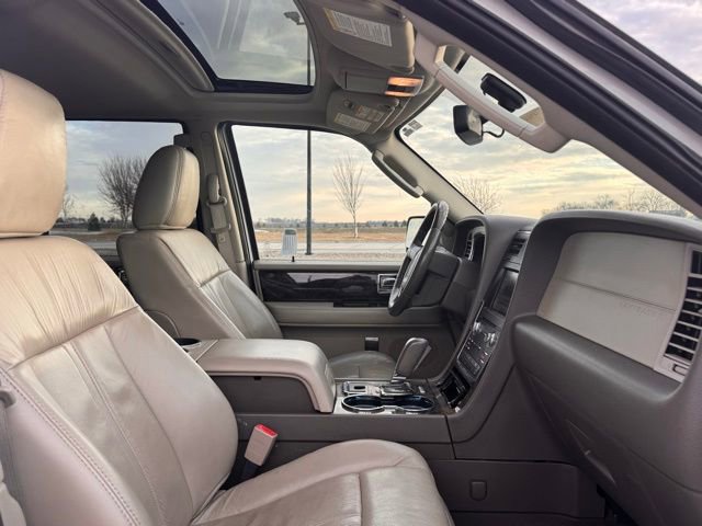 Used 2015 Lincoln Navigator L 4WD image 22