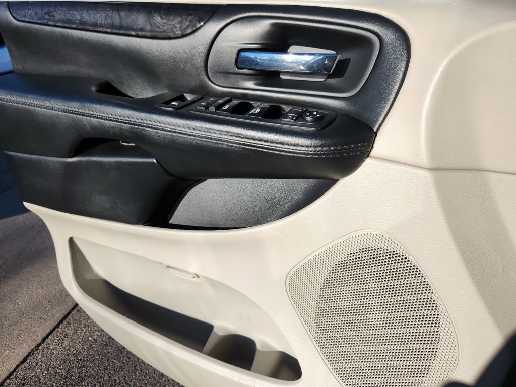 Used 2017 Dodge Grand Caravan SE w/ Power Window Group image 6