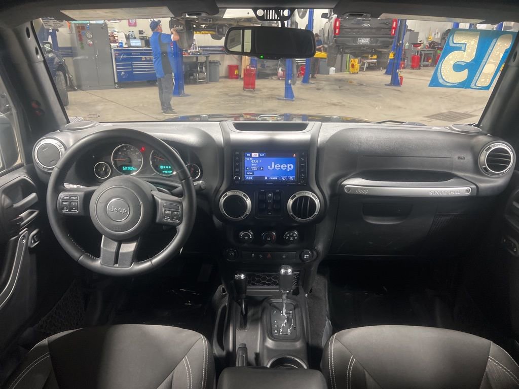 Used 2015 Jeep Wrangler Unlimited Rubicon w/ Connectivity Group image 16