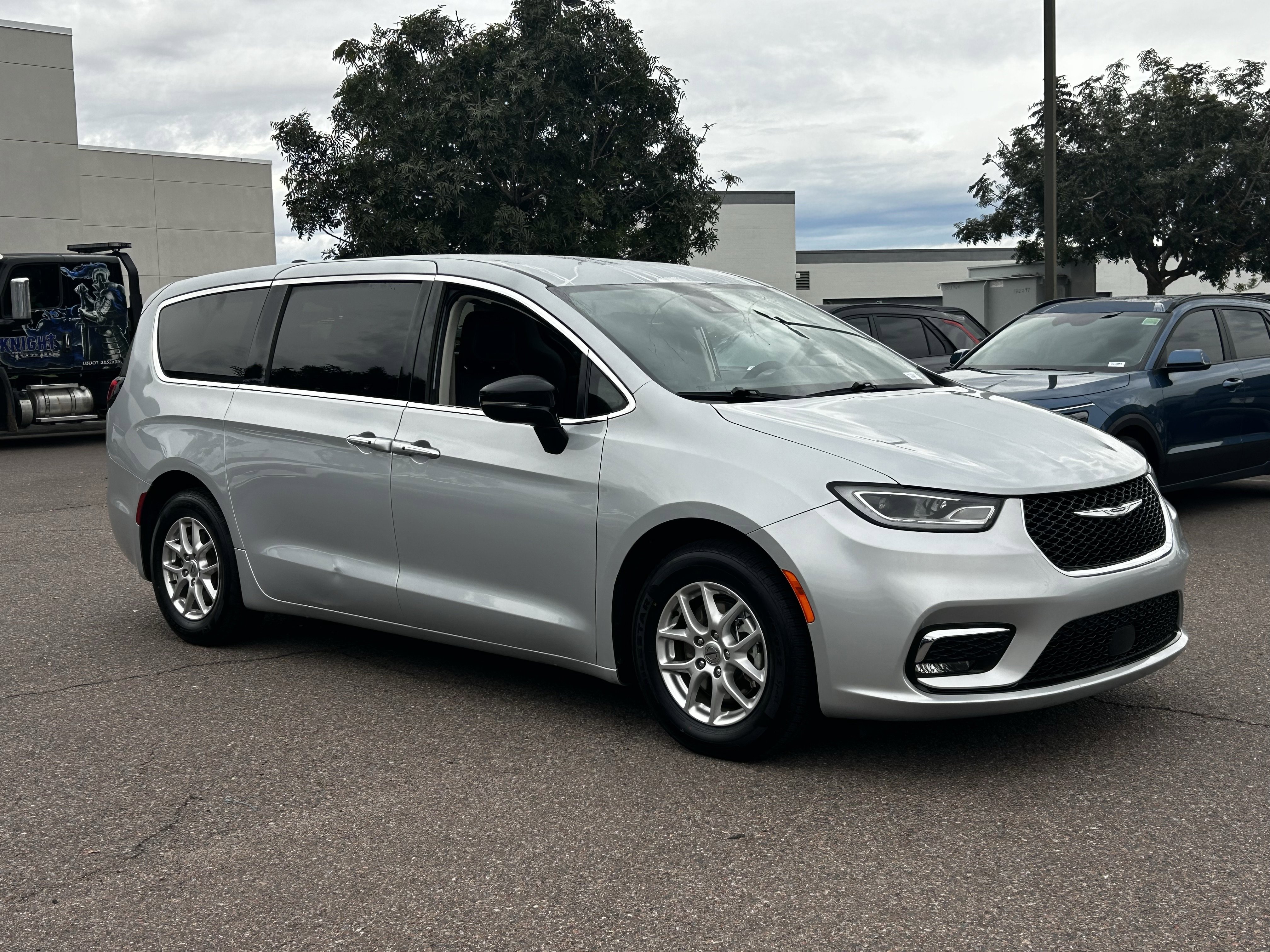 Certified 2024 Chrysler Pacifica Touring-L image 4