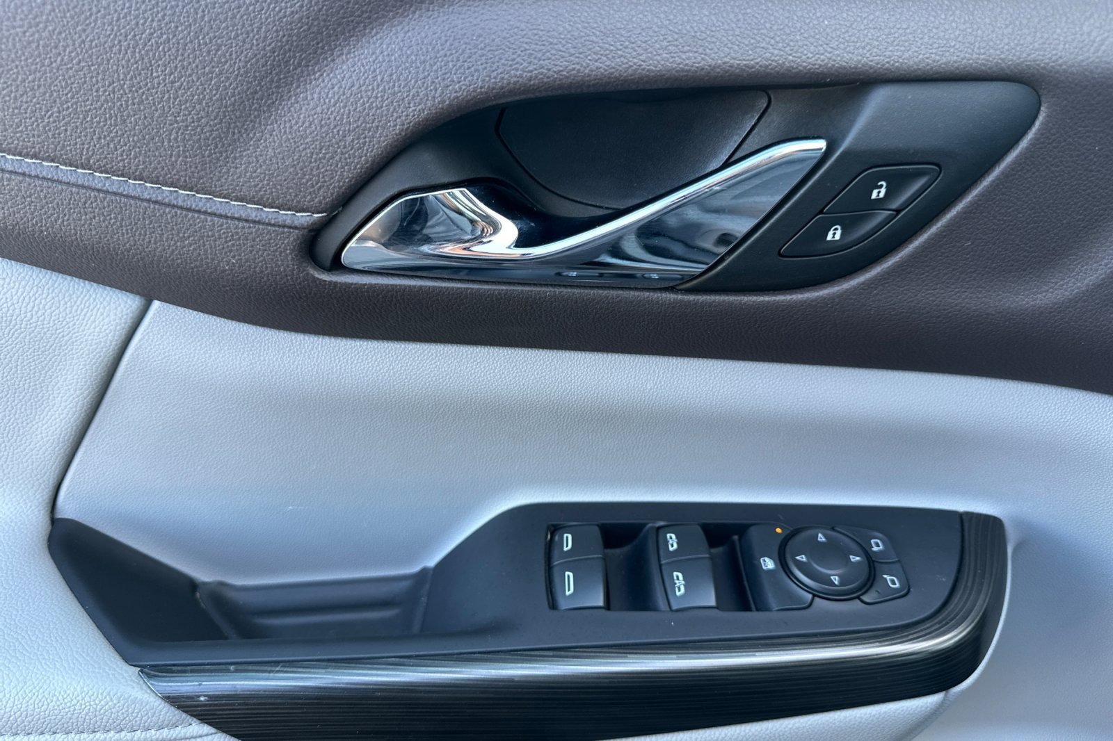 Used 2023 GMC Acadia SLT image 11