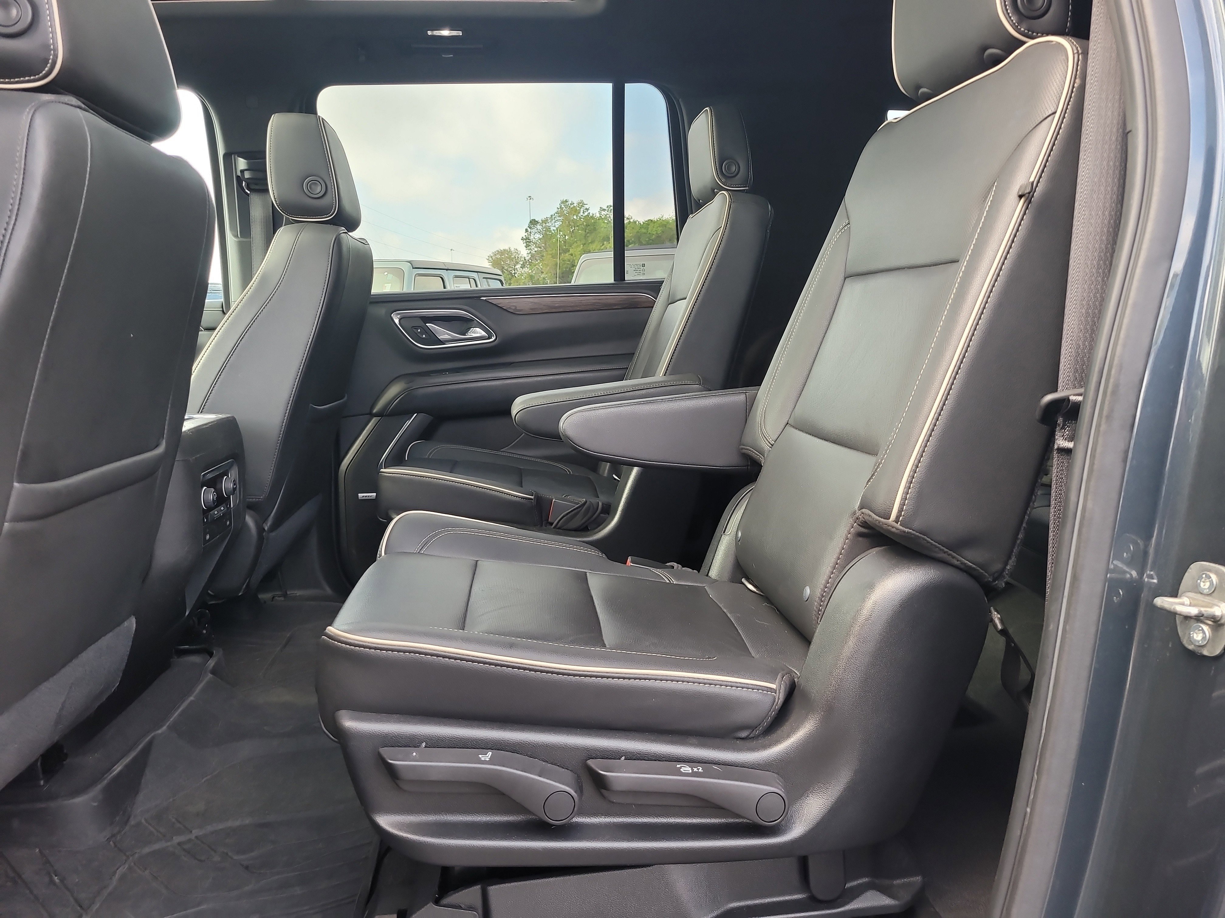 Used 2021 Chevrolet Suburban Premier w/ Premium Package image 11