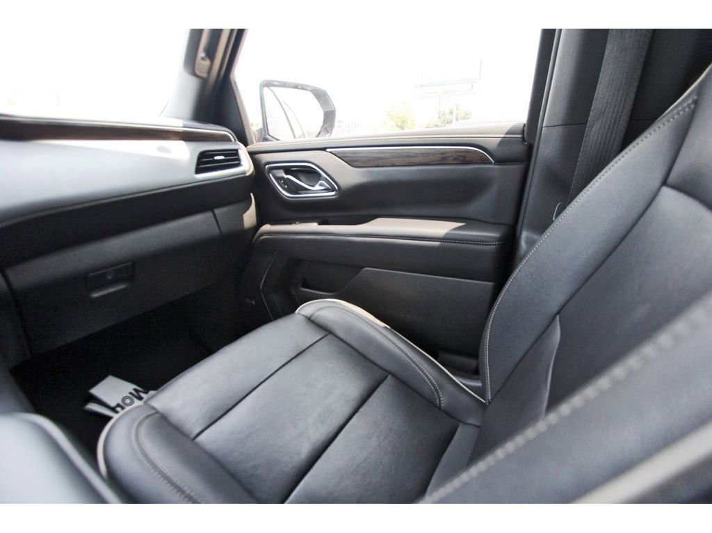 Used 2024 Chevrolet Suburban Premier RWD image 8