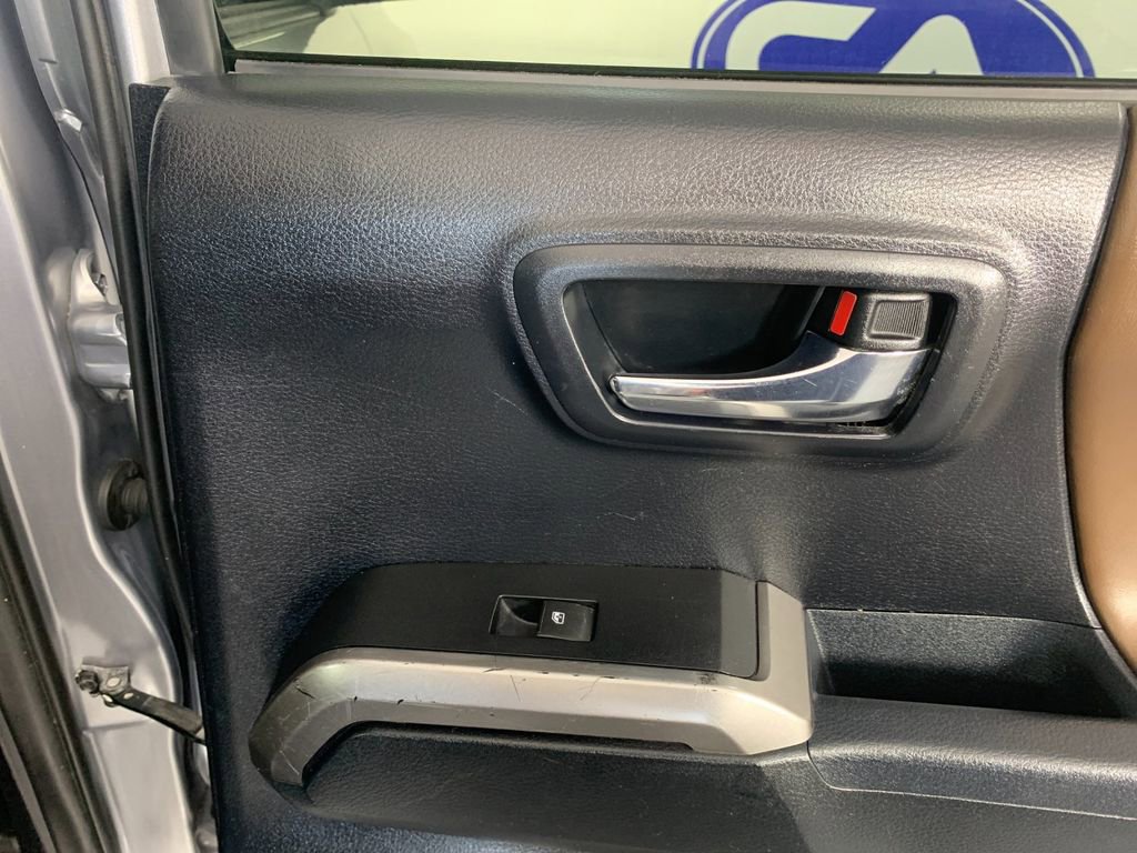 Used 2016 Toyota Tacoma Limited w/ Towing Package image 35