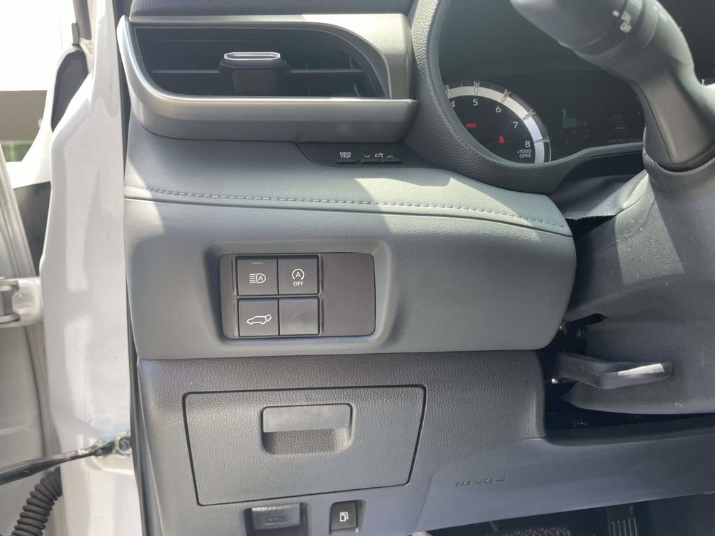Used 2023 Toyota Highlander LE FWD image 11