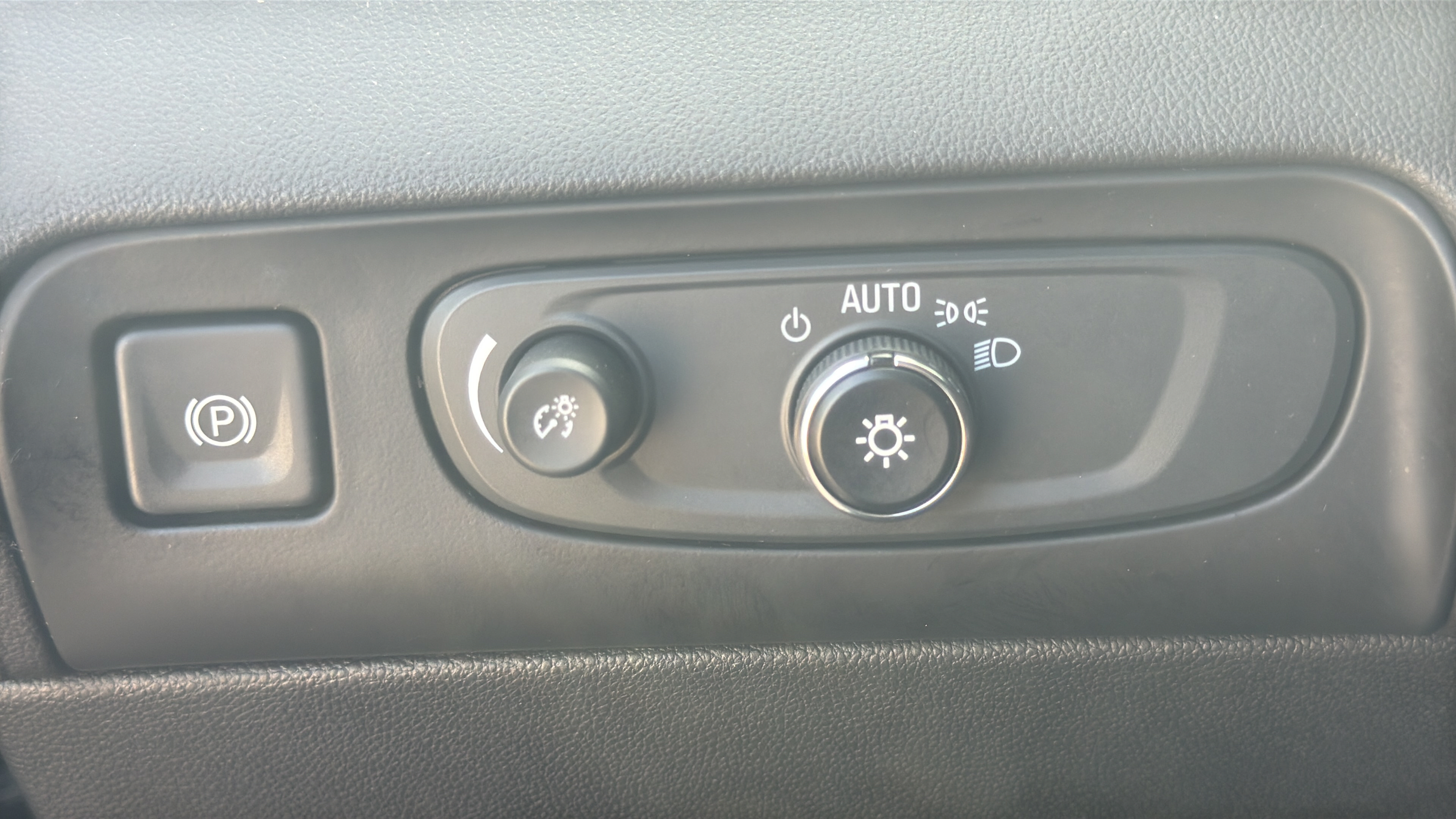 Used 2019 Buick Enclave Essence FWD image 18