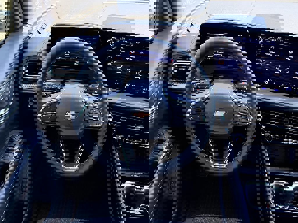 Certified 2025 Chevrolet Traverse LT w/ Driver Confidence Package image 16