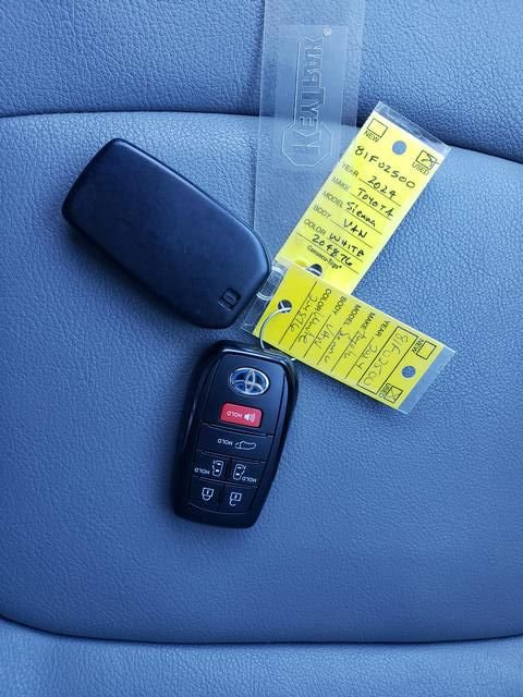 Used 2024 Toyota Sienna XLE FWD image 25
