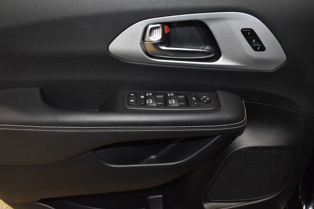 Used 2025 Chrysler Pacifica Limited image 29