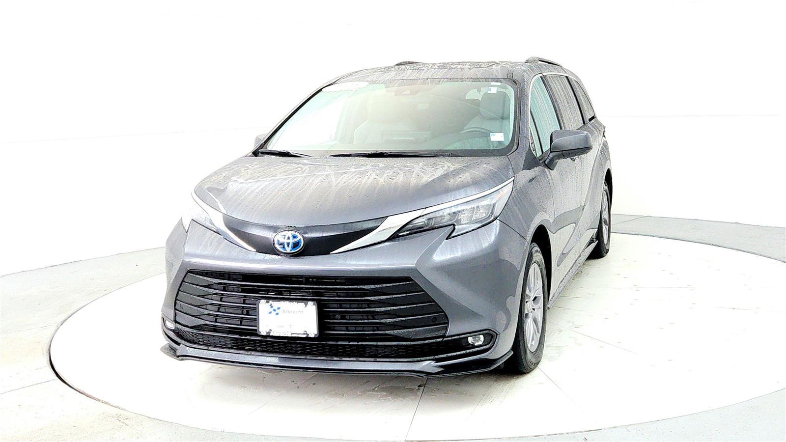 Used 2025 Toyota Sienna XLE w/ XLE Plus Package image 2