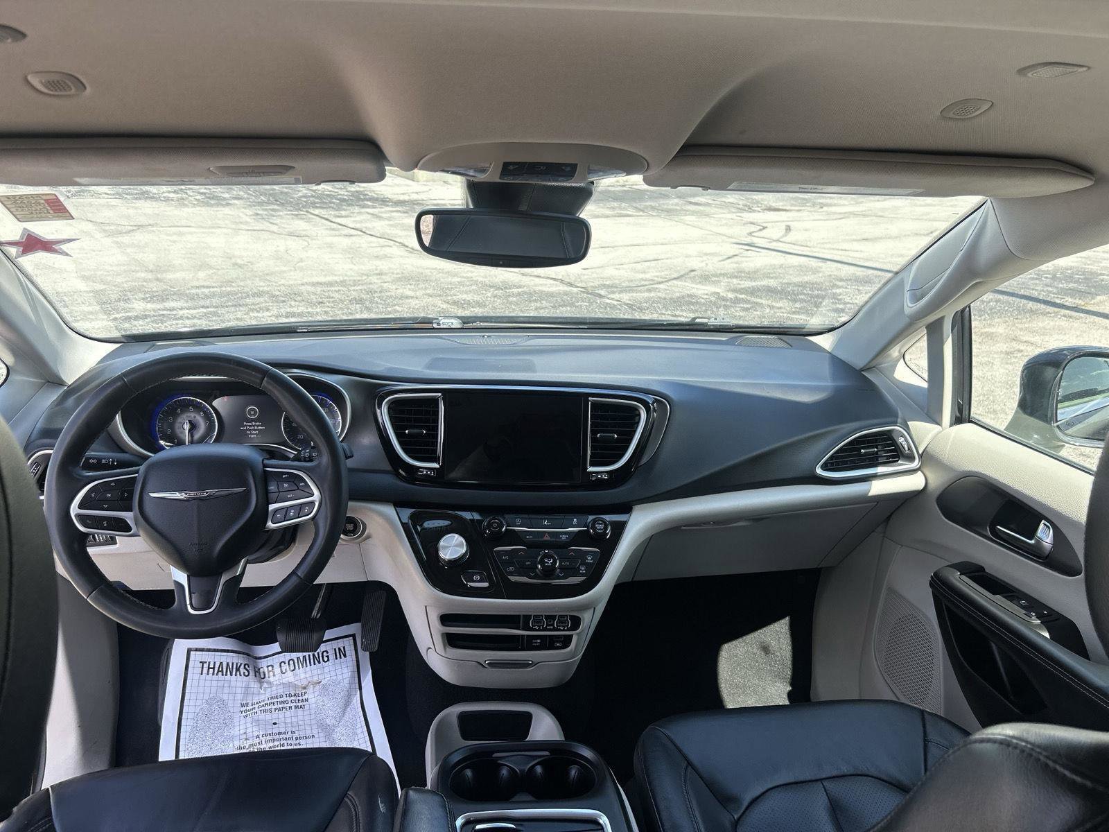 Used 2022 Chrysler Pacifica Touring-L FWD image 16