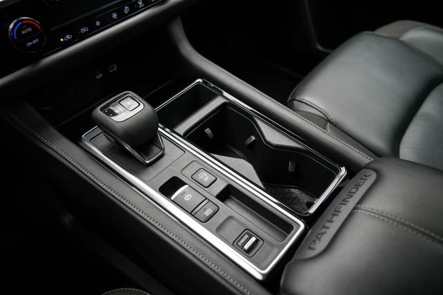 Used 2025 Nissan Pathfinder SL FWD image 32