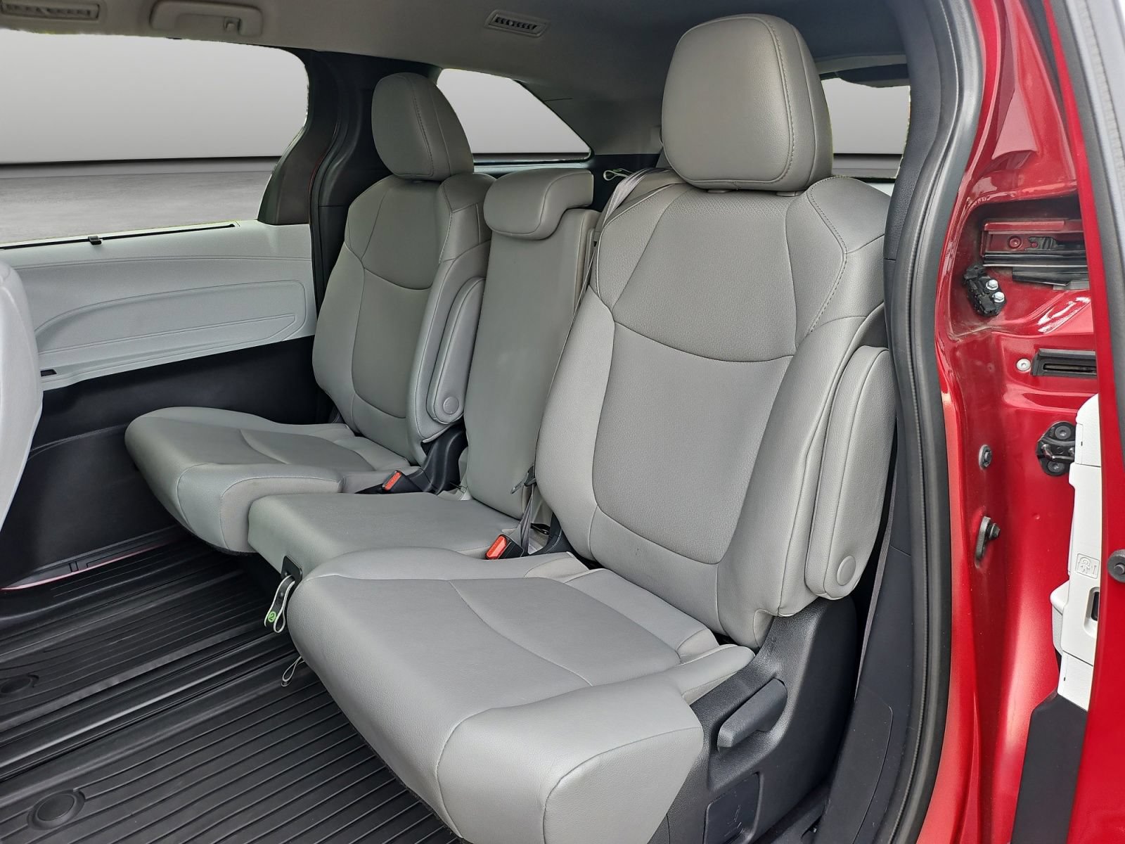 Used 2025 Toyota Sienna XLE FWD image 42