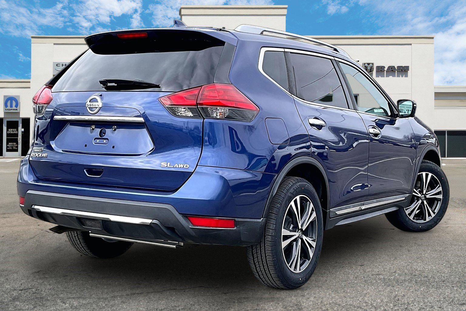 Used 2017 Nissan Rogue SL w/ SL Premium Package image 2