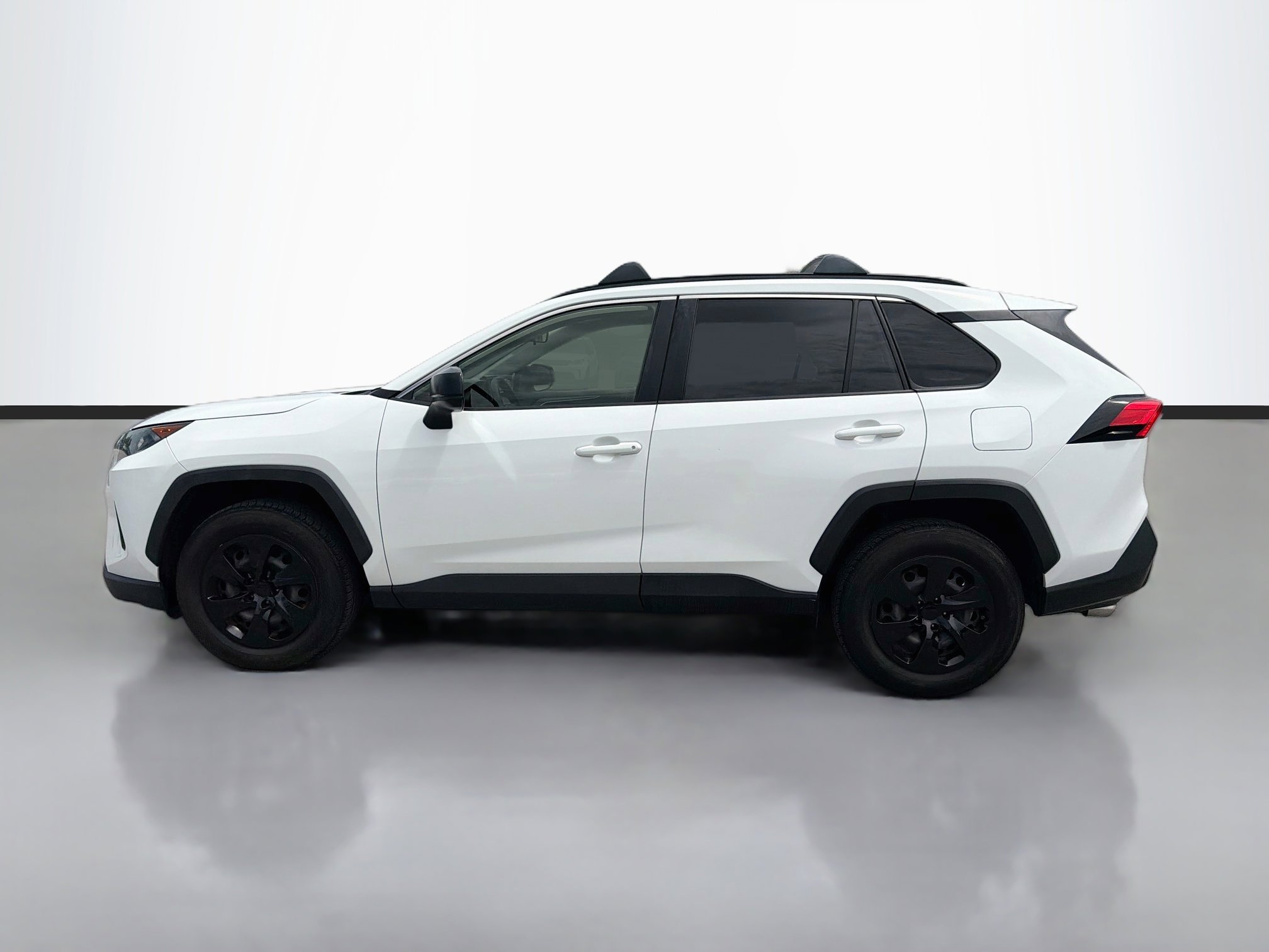 Used 2019 Toyota RAV4 LE FWD image 2