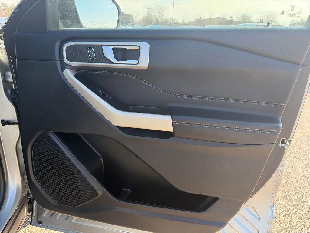 Used 2022 Ford Explorer XLT w/ Equipment Group 202A image 10