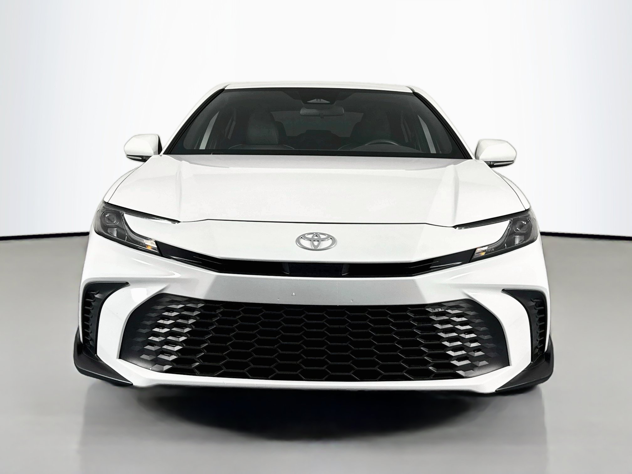 Used 2025 Toyota Camry SE AWD/4WD image 2