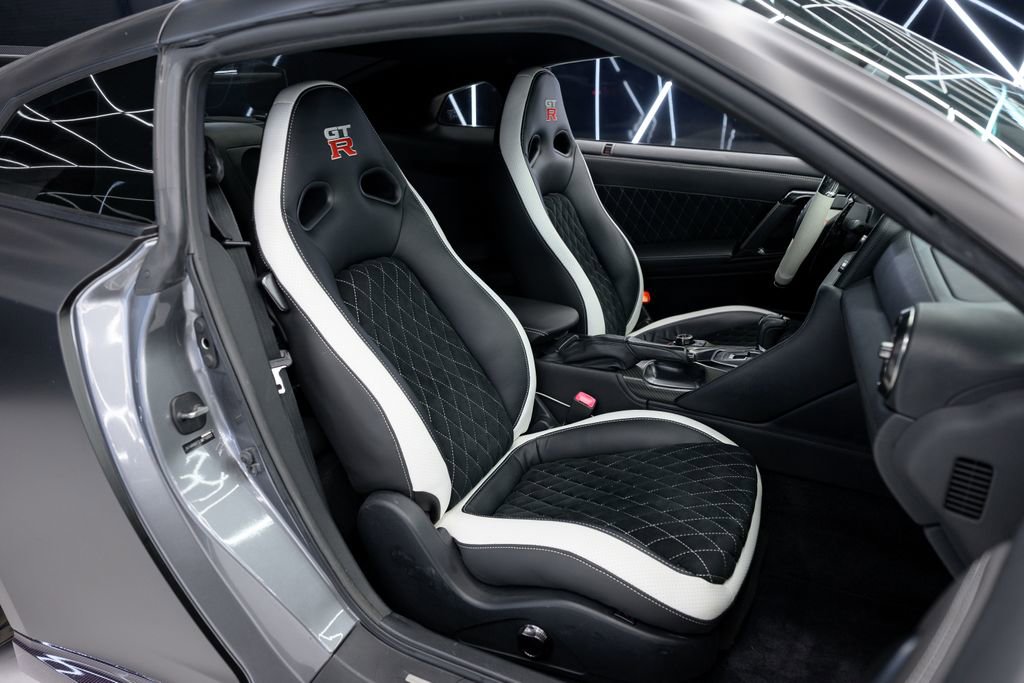 Used 2018 Nissan GT-R Premium image 30