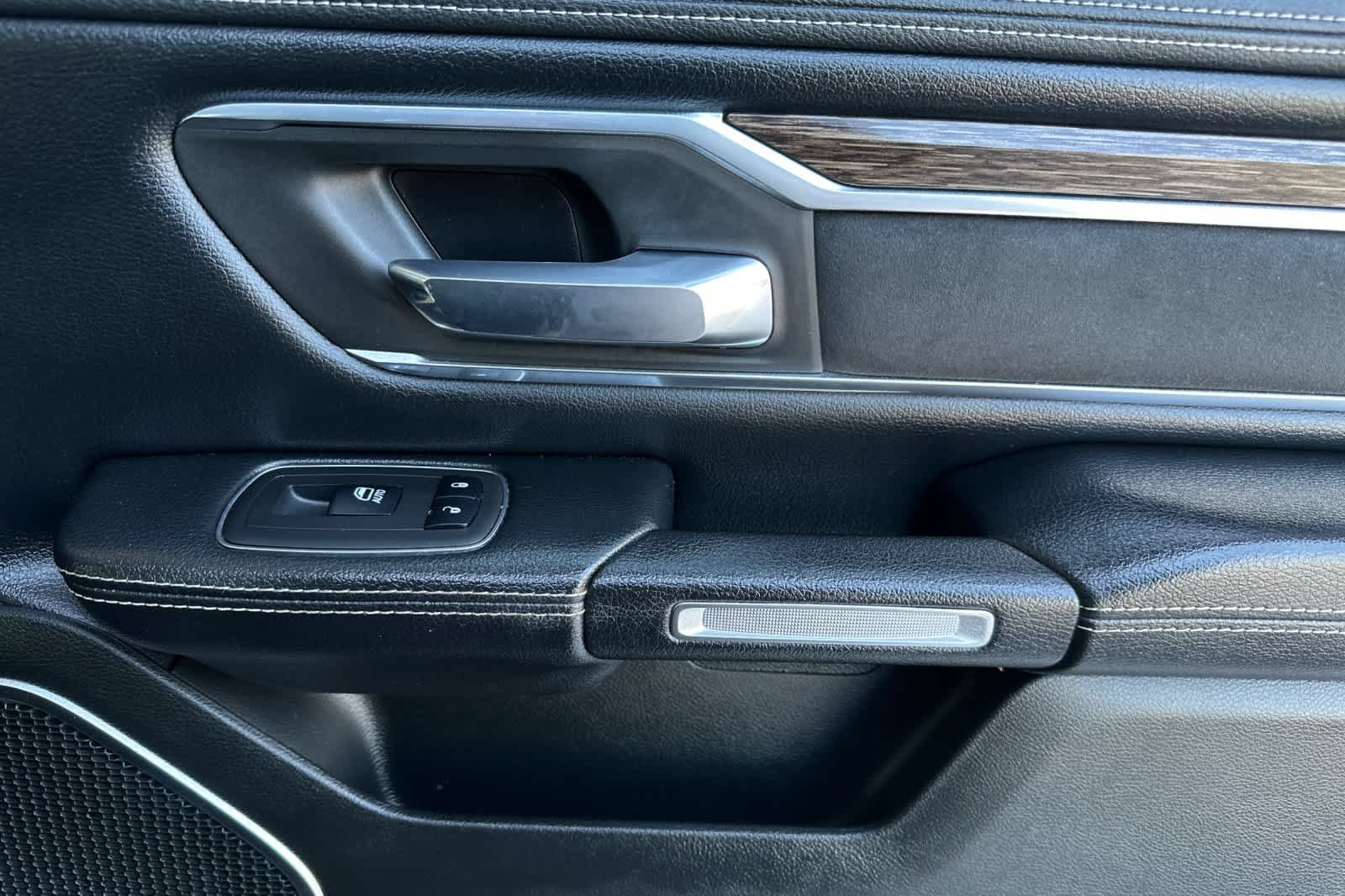 Used 2019 RAM 1500 Laramie RWD image 18